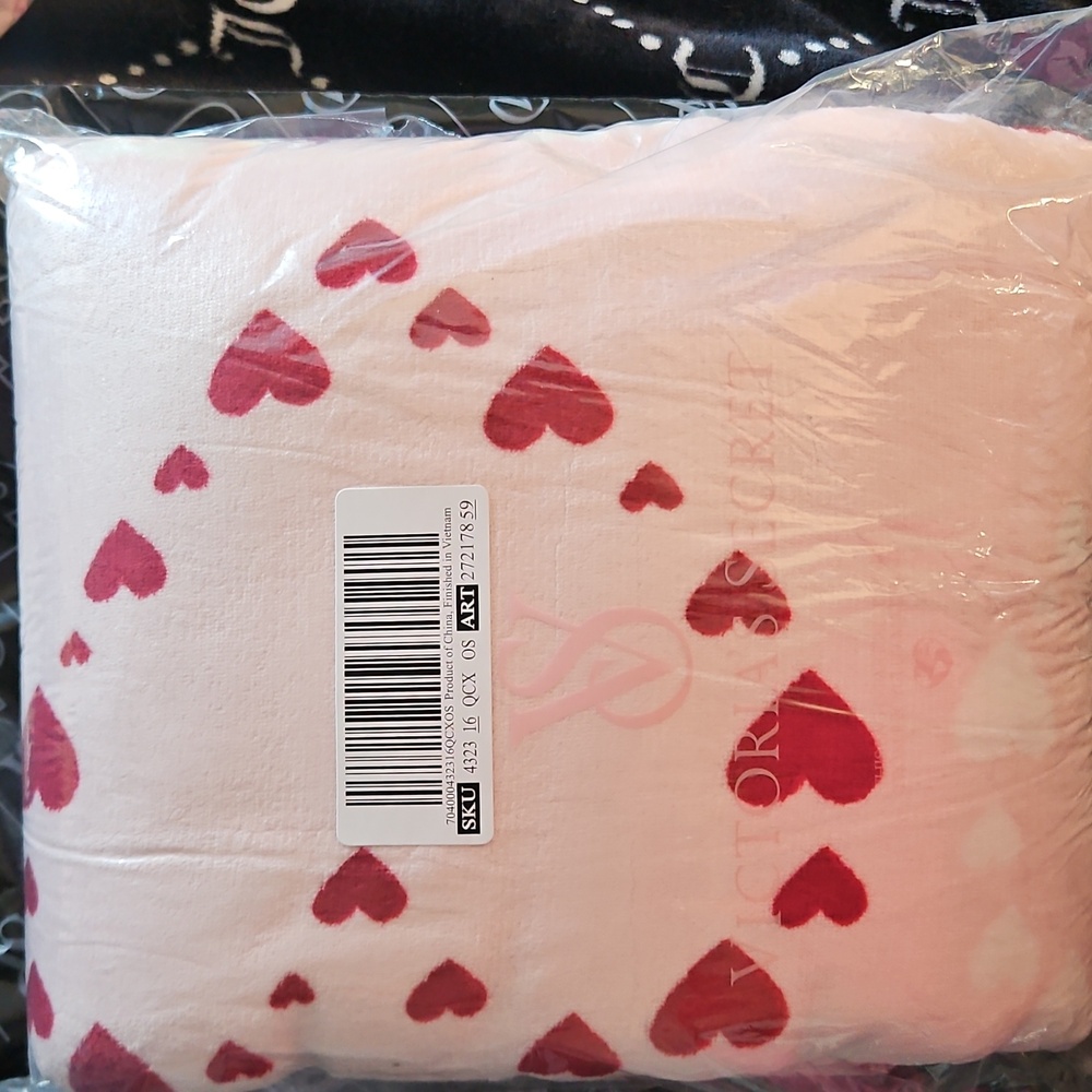 Victoria's Secret Valentines Cozy Fleece Throw Blanket NEW Pink & Red Hearts - Picture 5 of 9